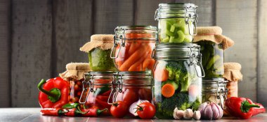 Kavanoz Marine gıda ve organik çiğ sebze ile.