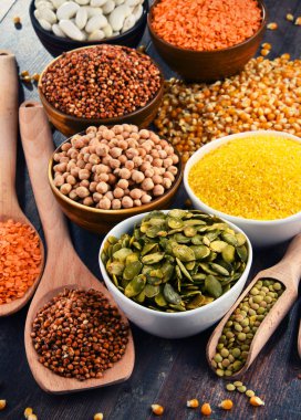 Çeşitli vejetaryen besin maddeleri içeren kompozisyon.