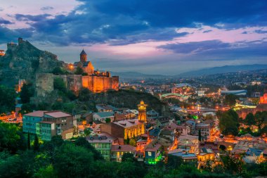 Gün batımından sonra Tiflis, Gürcistan 'ın panoramik manzarası.