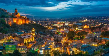 Gün batımından sonra Tiflis, Gürcistan 'ın panoramik manzarası.