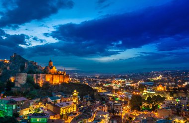Gün batımından sonra Tiflis, Gürcistan 'ın panoramik manzarası.