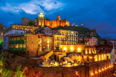 Günbatımından sonra Gürcistan 'ın Eski Tiflis kentinin manzarası