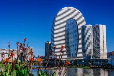 Batum, Gürcistan - 28 Ekim 2018: Batum, Gürcistan'ın Modern ticari mimarisi.