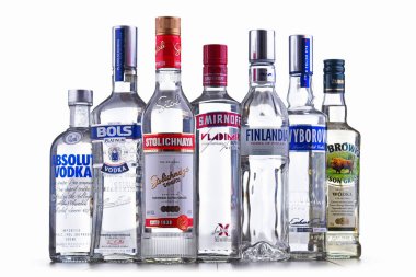 Poznan, Polonya - 15 Kasım 2018: Şişe votka, dünyanın en büyük uluslararası ticareti ruhu yaklaşık 500 milyon 9 litre tahmini satış ile birkaç küresel markaların durumlarda bir yıl.