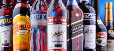 Poznan, Polonya - 16 Kasım 2018: Şişe viski, votka, konyak ve likör de dahil olmak üzere çeşitli küresel içki markaları