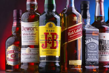 Poznan, Polonya - 16 Kasım 2018: Birkaç küresel viski marka, dünyanın en popüler likör şişesi.