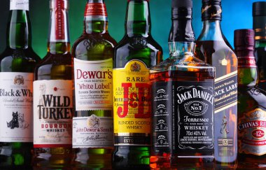 Poznan, Polonya - 16 Kasım 2018: Birkaç küresel viski marka, dünyanın en popüler likör şişesi.