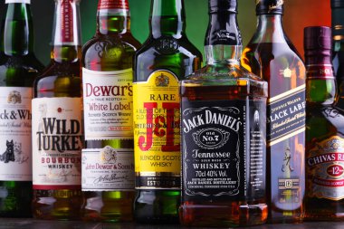 Poznan, Polonya - 16 Kasım 2018: Birkaç küresel viski marka, dünyanın en popüler likör şişesi.