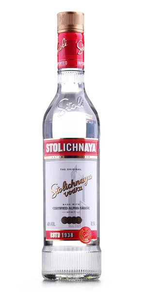 ポズナン ポーランド 2018 ボトルのストリチナヤ ロシアのウォッカの人気ブランド製小麦とライ麦粒 — ストック写真