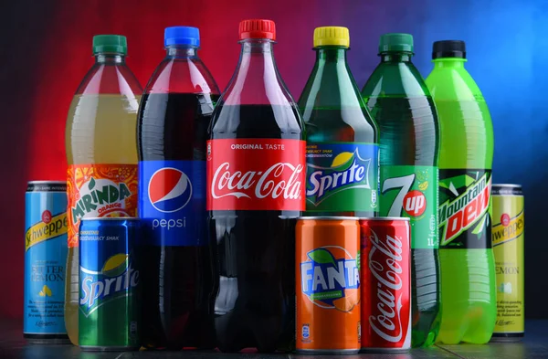 波兰波兹南 2018年11月16日 全球软饮料品牌的瓶子和罐头 包括可口可乐公司和百事可乐的产品 — 图库照片