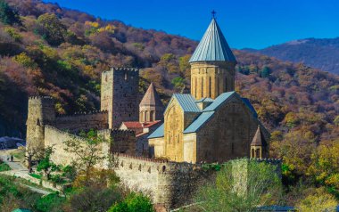 Ananuri kale ve kilise Tanrı'nın annesi Gürcistan'daki Aragvi nehrinde