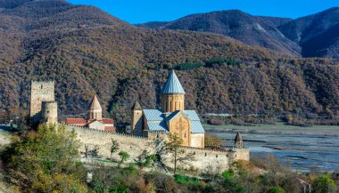 Ananuri kale ve kilise Tanrı'nın annesi Gürcistan'daki Aragvi nehrinde