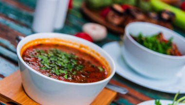 Kharcho, sığır eti, pirinç, kiraz Erik püresi ve kıyılmış İngilizce ceviz içeren Samegrelo kaynaklanan geleneksel Gürcü çorbası