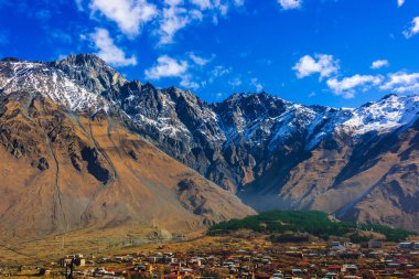 Dağların Stepantsminda üzerinden Kazbegi eski Khevi ili, Georgia. Büyük Caucasus.