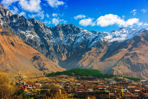 Montañas Sobre Stepantsminda Anteriormente Kazbegi Provincia Khevi Georgia Gran Cáucaso — Foto de Stock