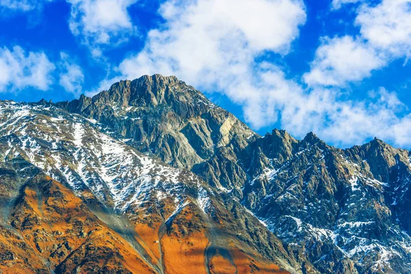 Dağların Stepantsminda üzerinden Kazbegi eski Khevi ili, Georgia. Büyük Caucasus.