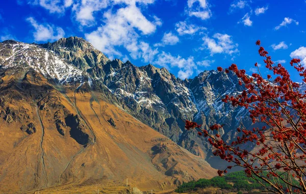 Montañas Sobre Stepantsminda Anteriormente Kazbegi Provincia Khevi Georgia Gran Cáucaso — Foto de Stock