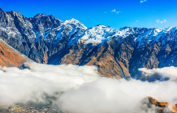 Montañas Sobre Stepantsminda Anteriormente Kazbegi Provincia Khevi Georgia Gran Cáucaso — Foto de Stock