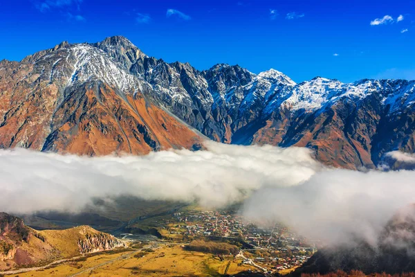 Montañas Sobre Stepantsminda Anteriormente Kazbegi Provincia Khevi Georgia Gran Cáucaso — Foto de Stock