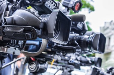Tripodlardaki profesyonel televizyon kameraları sokakta sosyal etkinlikleri kaydediyor.