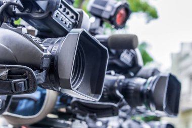 Tripodlardaki profesyonel televizyon kameraları sokakta sosyal etkinlikleri kaydediyor.