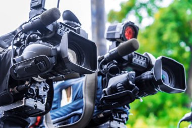 Tripodlardaki profesyonel televizyon kameraları sokakta sosyal etkinlikleri kaydediyor.