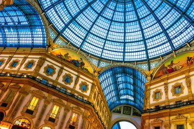 İç tarihi Galleria Vittorio Emanuele II. İtalya'nın Milan tarafından kamuya ait bina şehir merkezinde yer alır.