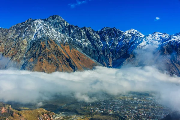 Montañas Sobre Stepantsminda Anteriormente Kazbegi Provincia Khevi Georgia Gran Cáucaso — Foto de Stock