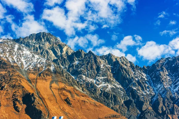 Dağların Stepantsminda üzerinden Kazbegi eski Khevi ili, Georgia. Büyük Caucasus.