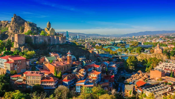 Tiflis, Gürcistan 'ın panoramik manzarası.
