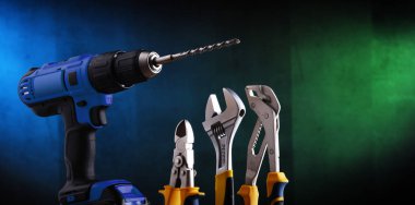 Akülü matkap ve maymun somun anahtarı da dahil olmak üzere donanım araçları ile kompozisyon