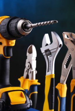 Akülü matkap ve maymun somun anahtarı da dahil olmak üzere donanım araçları ile kompozisyon