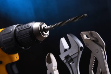 Akülü matkap ve maymun somun anahtarı da dahil olmak üzere donanım araçları ile kompozisyon