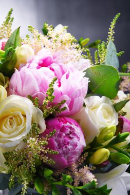 Taze kesilmiş çiçek buketiyle kompozisyon.