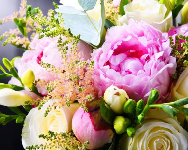 Taze kesilmiş çiçek buketiyle kompozisyon.