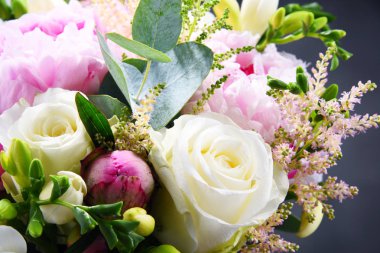 Taze kesilmiş çiçek buketiyle kompozisyon.