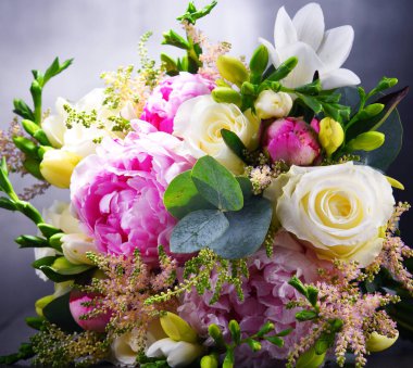 Taze kesilmiş çiçek buketiyle kompozisyon.