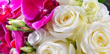 Taze kesilmiş çiçek buketiyle kompozisyon.