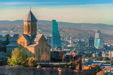 Tiflis, Gürcistan'ın başkenti kalede Narikala görünümünü.