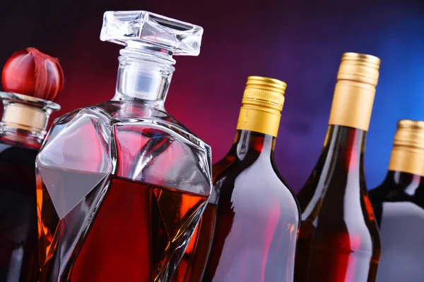Sammansättning Med Karaff Och Flaskor Med Olika Alkoholhaltiga Drycker — Stockfoto