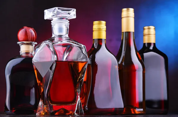 Samenstelling Met Karaf Flessen Van Diverse Alcoholhoudende Dranken — Stockfoto