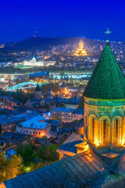 Gün batımından sonra Tiflis, Gürcistan 'ın panoramik manzarası
