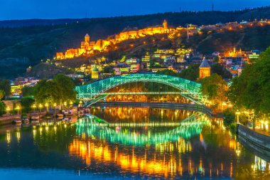 Gün batımından sonra Tiflis, Gürcistan 'ın panoramik manzarası.