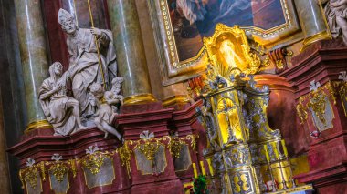 Poznan, Pol - 27 Kasım 2018: İç Fara, St Mary's Basilica Poznan, Polonya