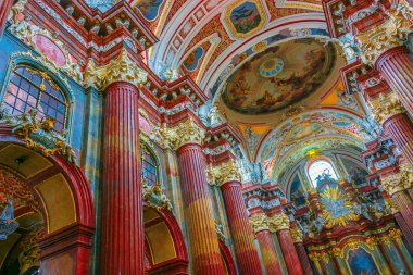 Poznan, Pol - 27 Kasım 2018: İç Fara, St Mary's Basilica Poznan, Polonya