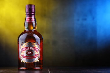 Poznan, Pol - 29 Kasım 2018: Şişe, Chivas Regal 12, en az on iki senede, olgunlaştı viski yapılan harmanlanmış Scotch viski Keith, İskoçya'da Chivas kardeşler tarafından üretilen