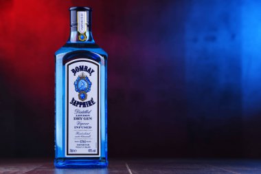 Poznan, Pol - 29 Kasım 2018: Şişe, Bombay Sapphire, cin Bacardi tarafından dağıtılan bir marka. Uluslararası damıtma ve Vintners tarafından 1987 yılında piyasaya tanıttı.