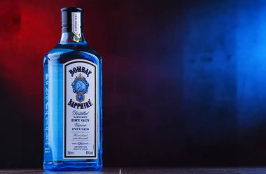 Poznan, Pol - 29 Kasım 2018: Şişe, Bombay Sapphire, cin Bacardi tarafından dağıtılan bir marka. Uluslararası damıtma ve Vintners tarafından 1987 yılında piyasaya tanıttı.