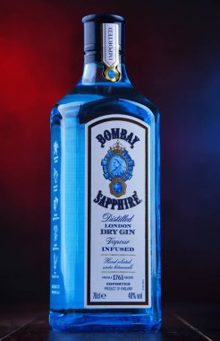 Poznan, Pol - 29 Kasım 2018: Şişe, Bombay Sapphire, cin Bacardi tarafından dağıtılan bir marka. Uluslararası damıtma ve Vintners tarafından 1987 yılında piyasaya tanıttı.
