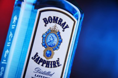 Poznan, Pol - 29 Kasım 2018: Şişe, Bombay Sapphire, cin Bacardi tarafından dağıtılan bir marka. Uluslararası damıtma ve Vintners tarafından 1987 yılında piyasaya tanıttı.